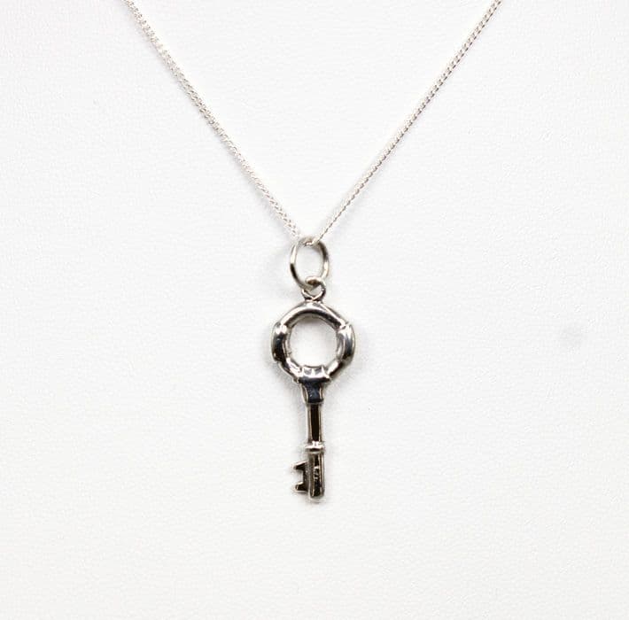 925 Sterling Silver Exquisite Round Top Key Pendant & Chain